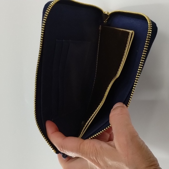 Ban.do navy floral wristlet w/removable strap gold hardware zip around - Picture 7 of 9